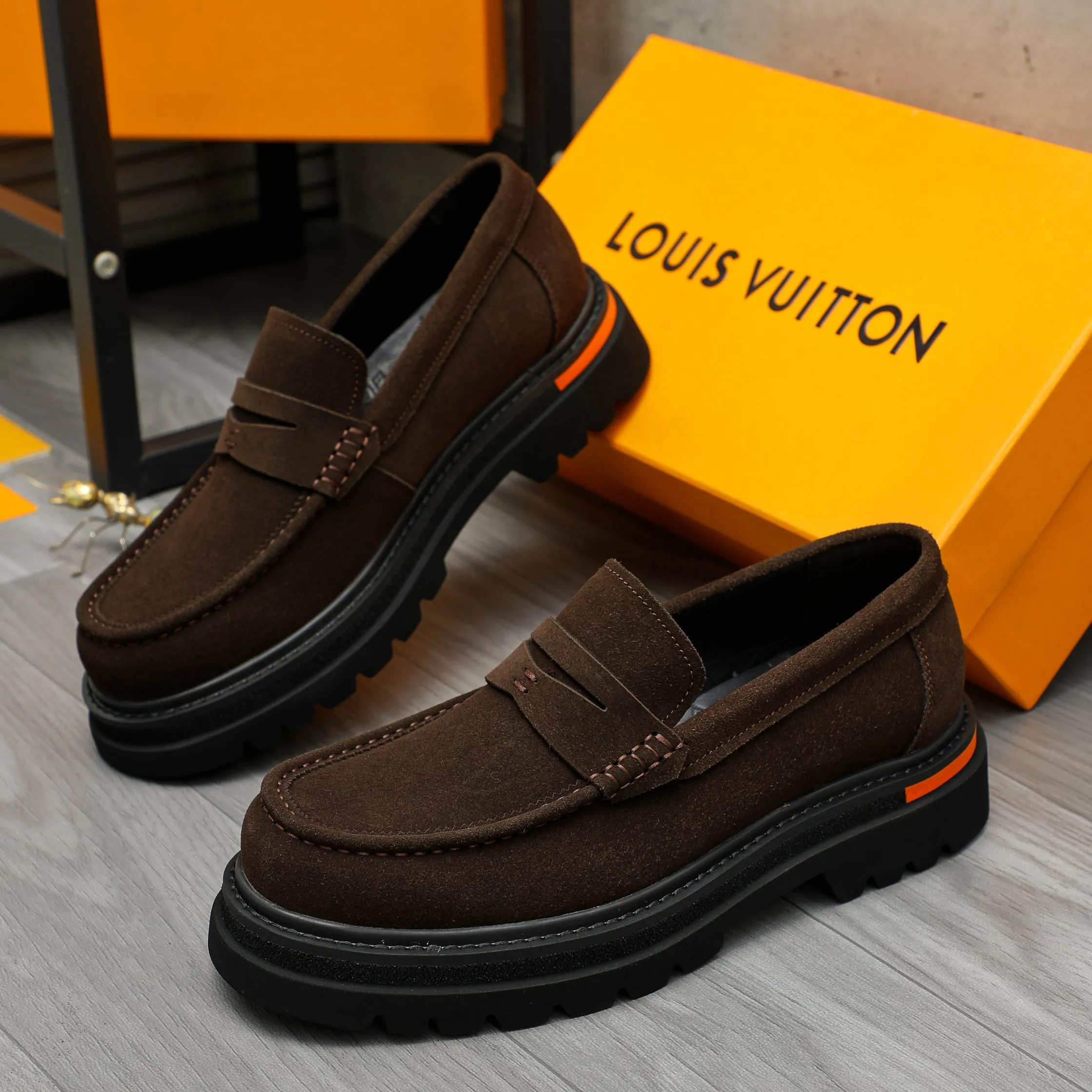 Men's shoes 💰620 Product trademark: LV "Louis Vuitton" business casual slip-on leather shoes Regular size: 37-46 Product material: Selected high-quality frosted cowhide upper, pigskin lining, rubber outsole